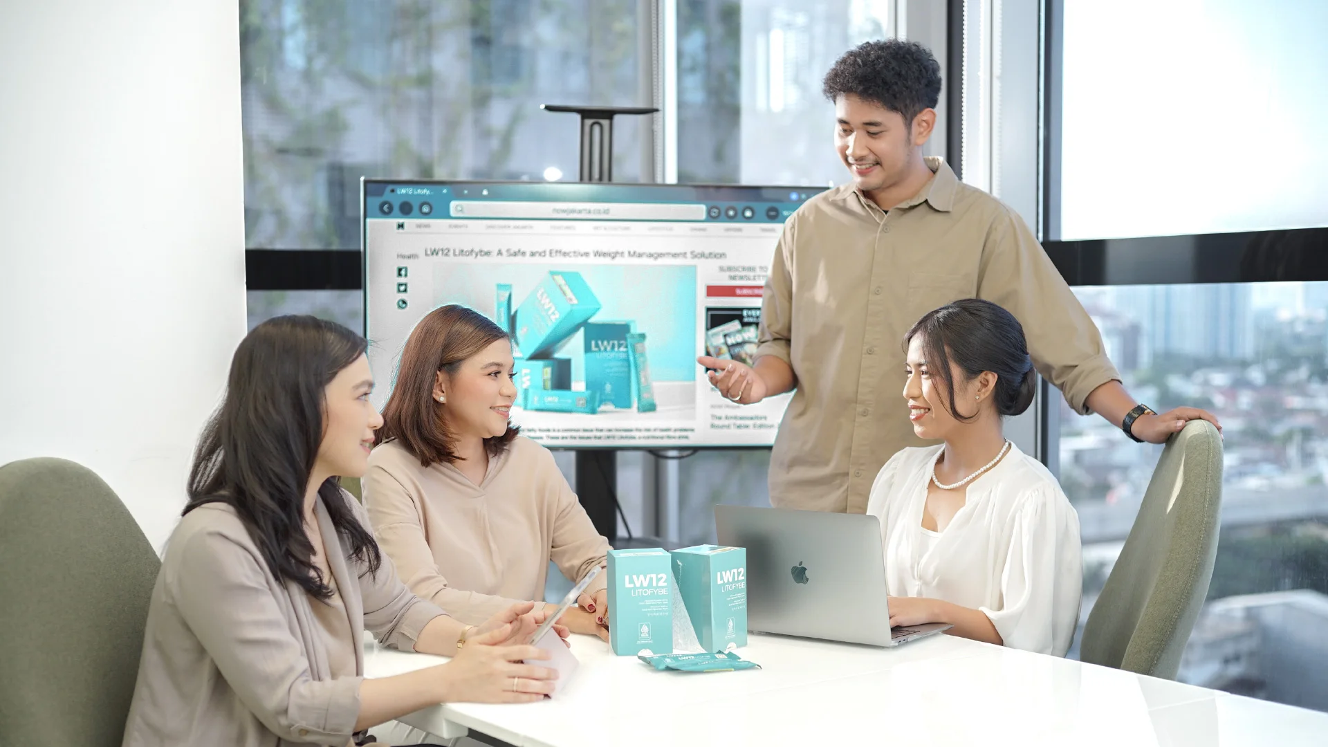 Group discussion of LIGHT Group employees to improve products